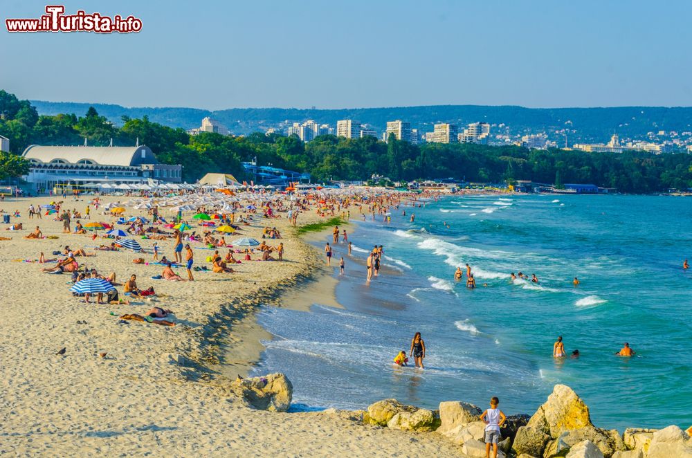 Immagine Una spiaggia affollata sul litorale di Varna, Bulgaria.