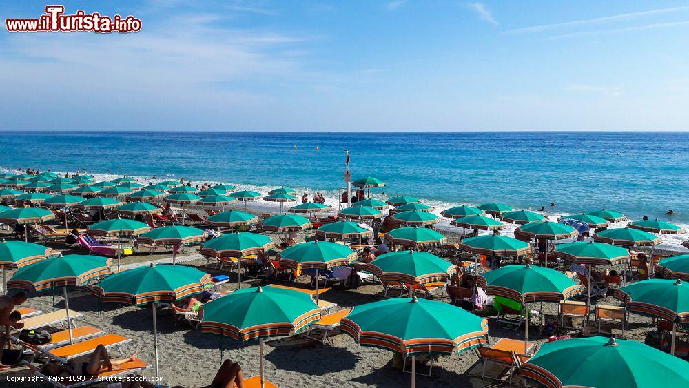Immagine Una spiaggia attrezzata a Deiva Marina in Liguria - © faber1893 / Shutterstock.com