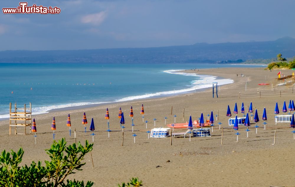 Immagine Una spiaggia con ombrelloni a Giardini Naxos, Sicilia.