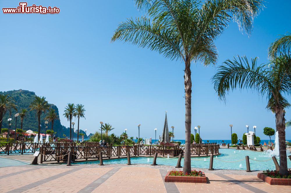 Immagine Una spiaggia con palme nella città costiera di Alanya, Turchia. Situata sul Golfo di Antalya, questa cittadina si trova fra le montagne del Tauro a nord e il Mare Mediterraneo.