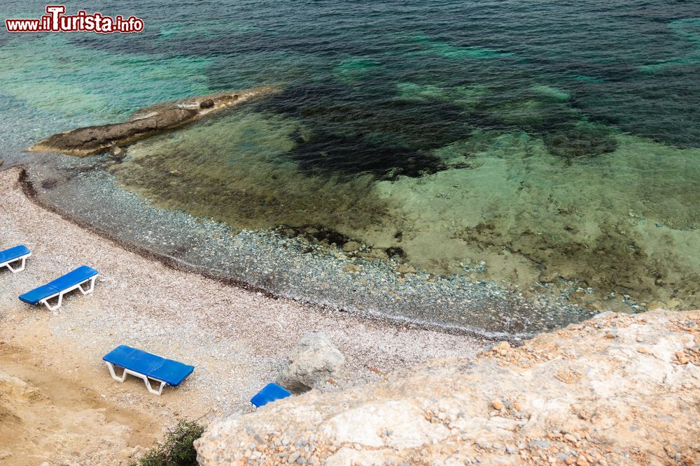 Immagine Una spiaggia dell'isola greca di Telendos, arcipelago del Dodecaneso, lambita dall'acqua trasparente e cristallina.