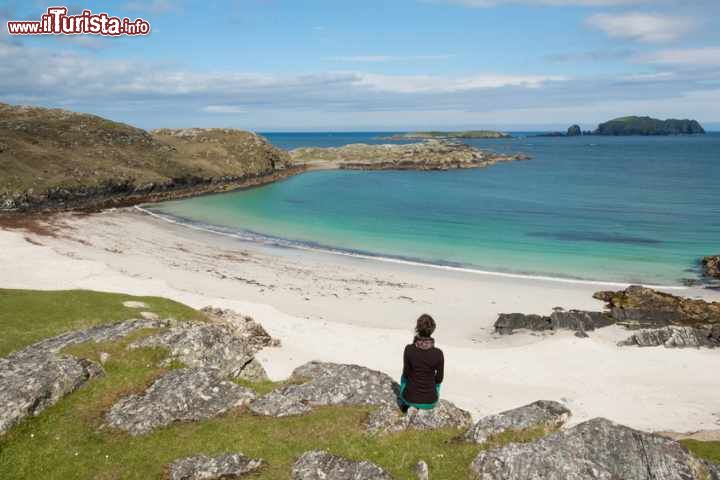 Immagine Spiaggia deserta sull'isola di Lewis and Harris, Scozia - Panorama mozzafiato su questo tratto di costa con sabbia bianca e rocce granitiche che si rispecchiano nelle acque dell'Oceano © DrimaFilm / Shutterstock.com