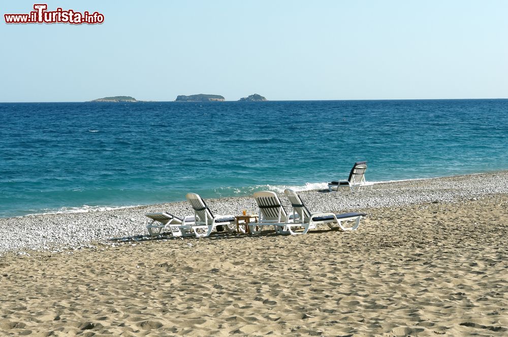 Immagine Una spiaggia deserta con tre isolotti sullo sfondo, Turchia.