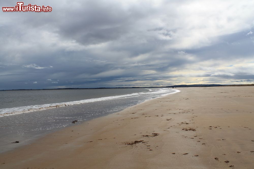 Immagine Una spiaggia di Dornoch, Scozia. Un empo questa cittadina era capitale del Sutherland, contea tradizionale della Scozia situata nella zona delle Highlands settentrionali.