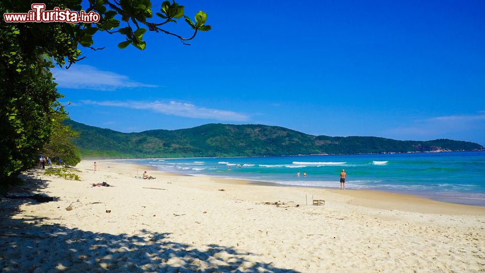 Immagine Una spiaggia di Ilha Grande, Rio de Janeiro, Brasile. Estesa su 193 km quadrati, quest'isola ha coste molto frastagliate.