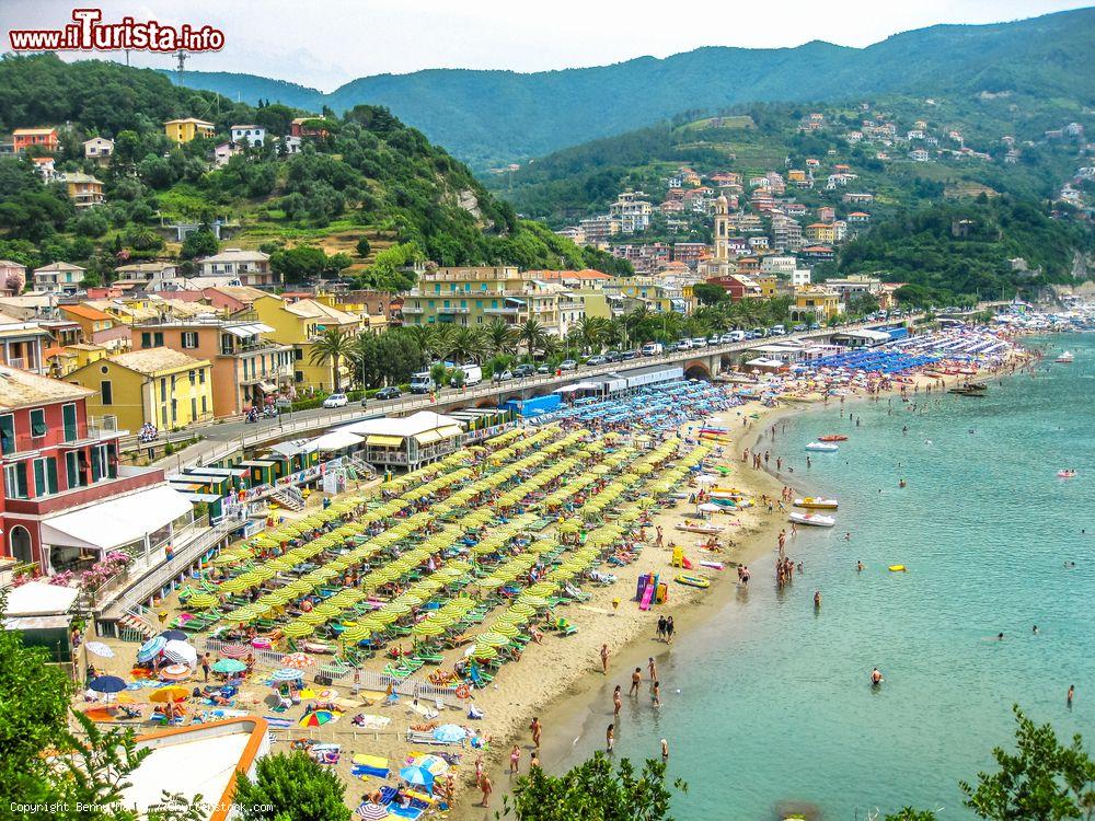 Immagine Una spiaggia di Moneglia, Liguria, vista dall'alto. Siamo in una delle località costiere più popolari della Liguria - © Benny Marty / Shutterstock.com