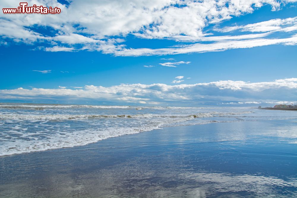 Immagine Una spiaggia di Narbona lambita dalle acque del Mediterraneo, Occitania, Francia.