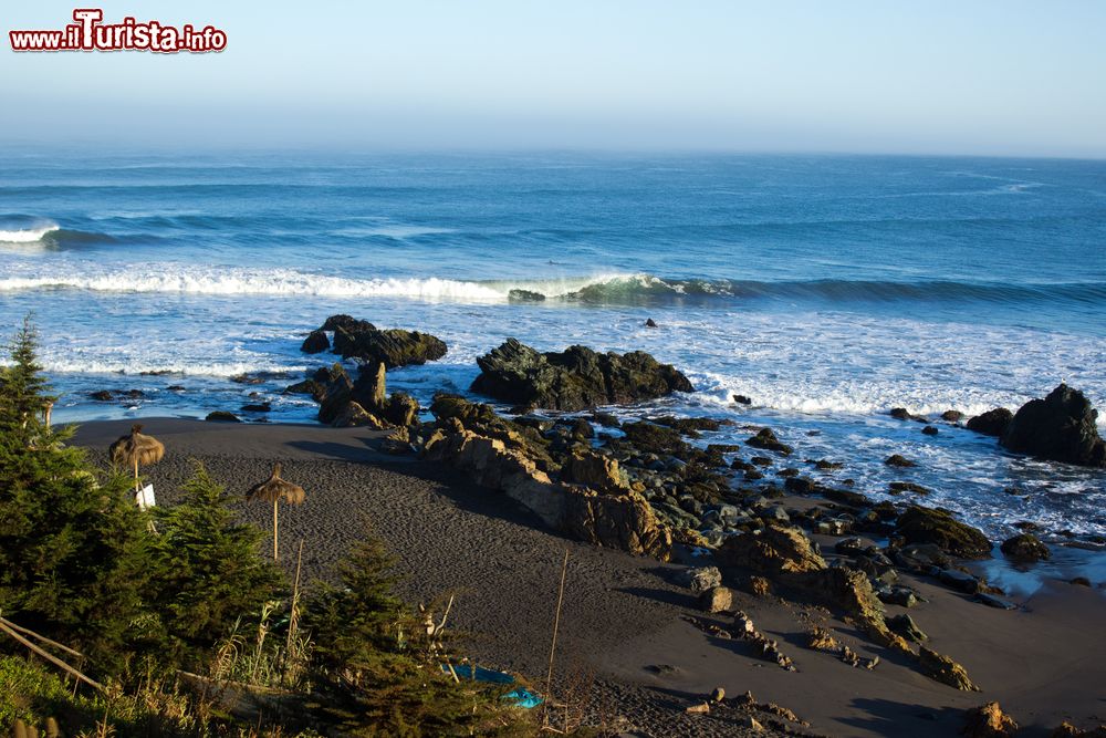 Immagine Una spiaggia di Pichilemu, Cile. Nonostante la temperatura dell'acqua piuttosto rigida e il vento forte, molti turisti scelgono la cittadina costiera di Pichilemu per dedicarsi al classico relax balneare.