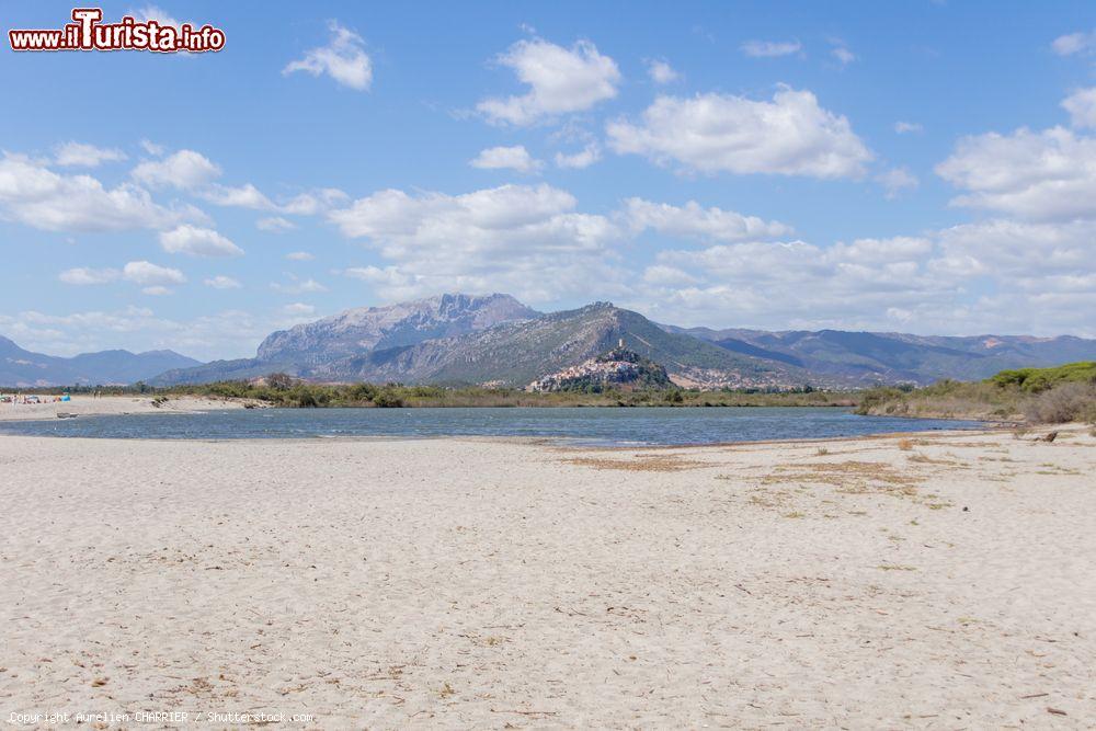 Immagine Una spiaggia di sabbia a Posada, provincia di Nuoro (Sardegna) - © Aurelien CHARRIER / Shutterstock.com