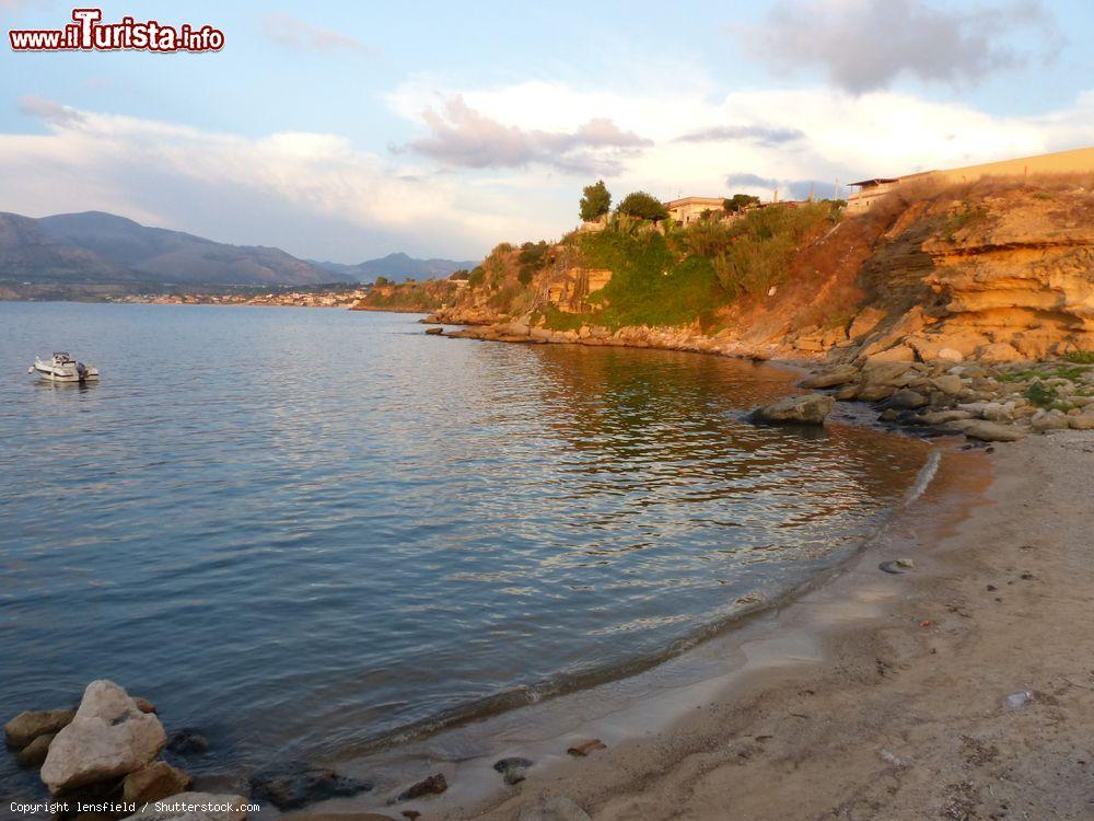 Immagine Una spiaggia lungo la costa di Trappeto in Sicilia - © lensfield / Shutterstock.com