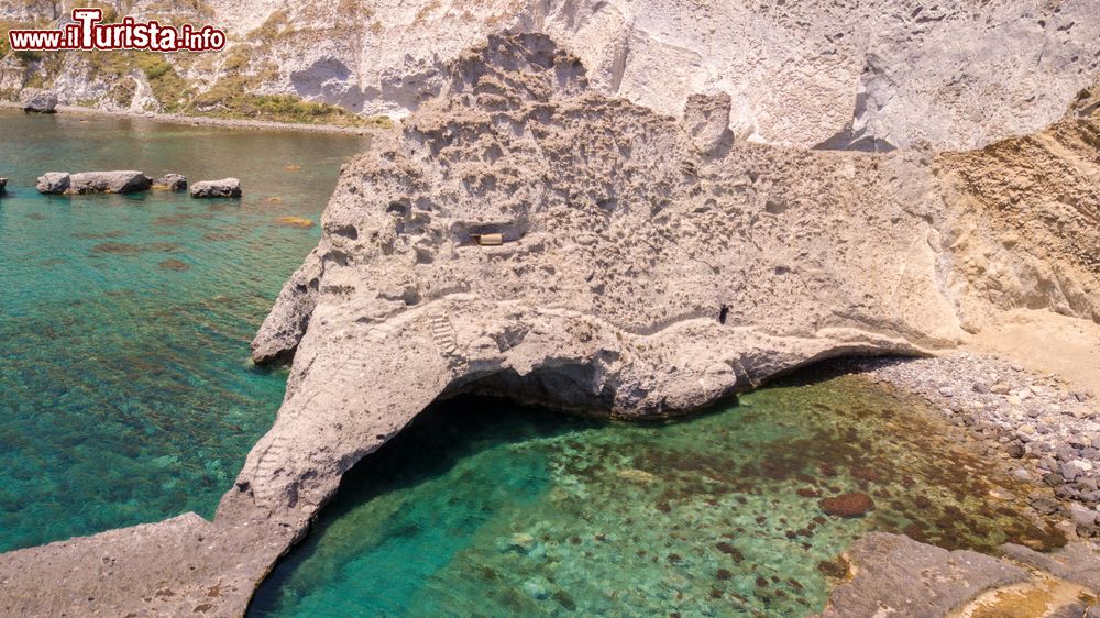 Immagine Una spiaggia selvaggia di Palmarola, Isole Ponziane, Lazio.