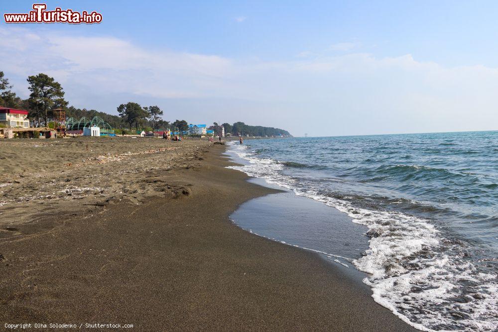 Immagine Una spiaggia sul Mar Nero nei pressi di Ureki, Georgia: gente in relax sulla sabbia nera che si dice abbia proprietà magnetiche - © Olha Solodenko / Shutterstock.com