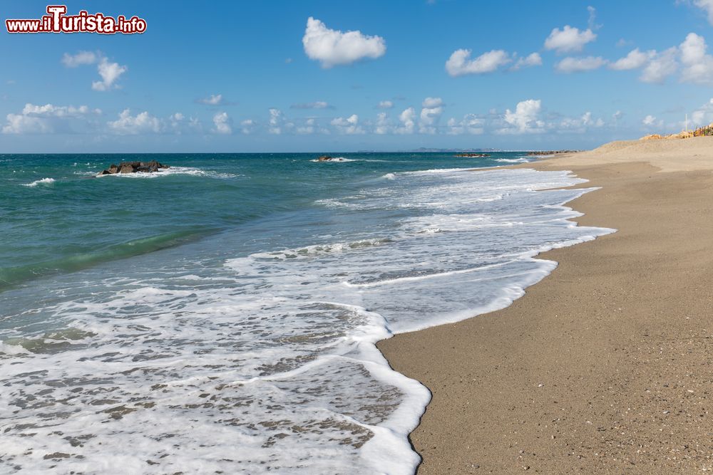 Immagine Una spiaggia sulla costa nord di Sicilia, vicino a Milazzo. La sabbia di questo tratto di litorale è lambita dalle acque del Mar Tirreno.