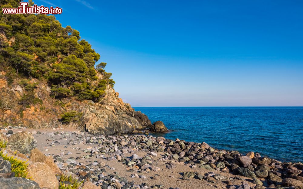 Immagine Una spiaggia tra Varazze e Cogoleto sulla Riviera del Beigua (Liguria).