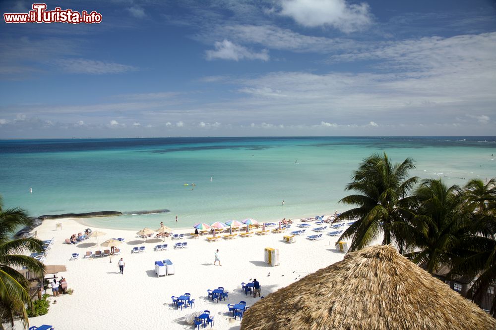 Immagine Una spiaggia tropicale attrezzata sull'Isla Mujeres, Messico, vista dall'alto. A scoprire questo paradiso naturale nel marzo 1517 fu la spedizione spagnola guidata da Francisco Fernandez di Cordoba.