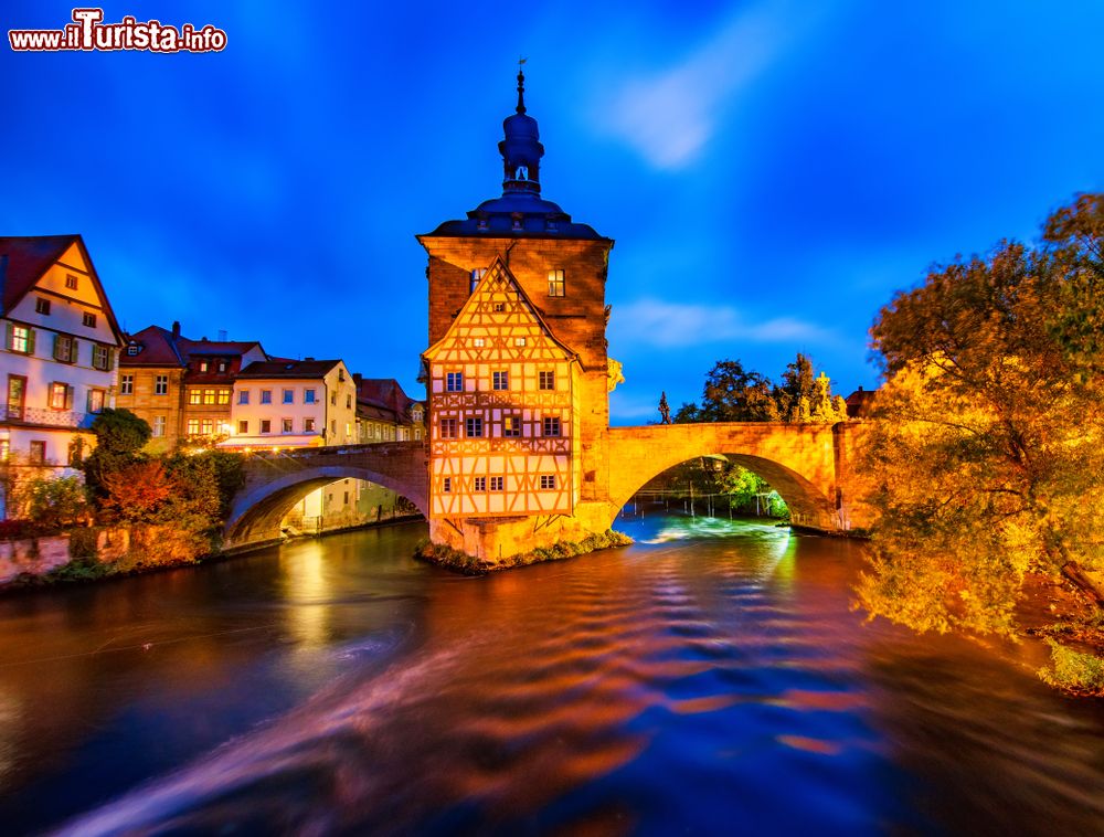 Immagine Una splendida casa a graticcio sul Regnitz by night, Bamberga (Germania). Sul ponte, il monumento alla crocifissione.