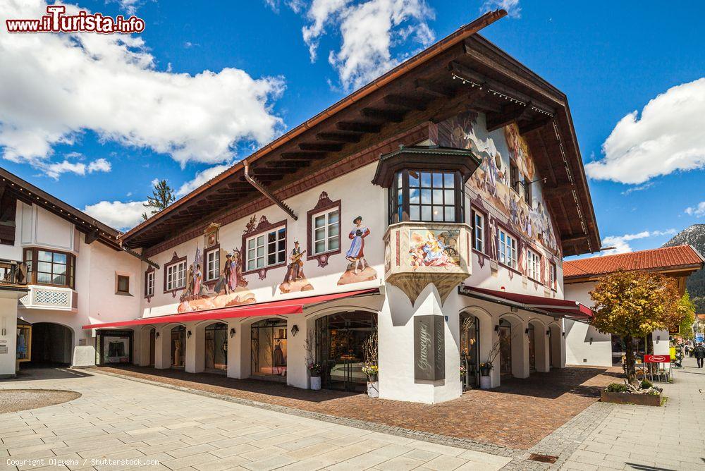 Immagine Una splendida casa con affreschi nel centro di Garmisch-Partenkirchen, Germania - © Olgysha / Shutterstock.com