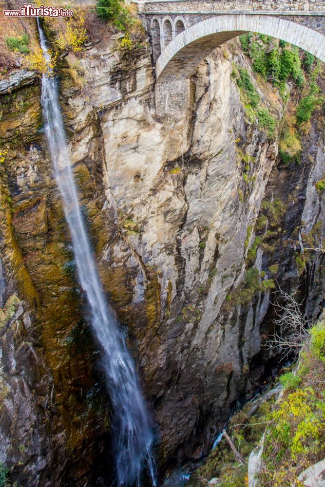 Immagine Una splendida cascata nei pressi di Introd, Valle d'Aosta. Siamo nell'Orrido di Introd profondo un centinaio di metri.