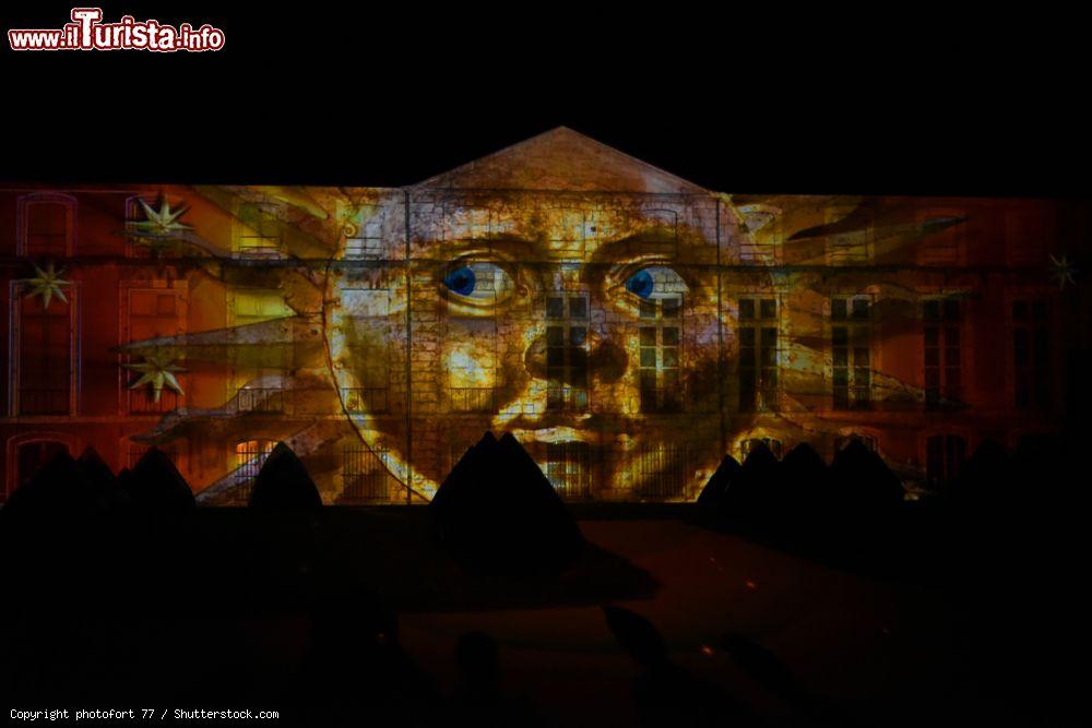 Immagine Una splendida illuminazione proiettata sui monumenti della città di Chartres, Francia - © photofort 77 / Shutterstock.com