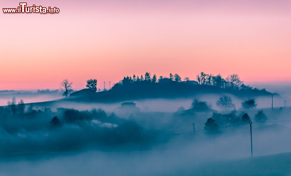 Immagine Una splendida imamgine delle colline di Rabastens con la nebbia, Francia.