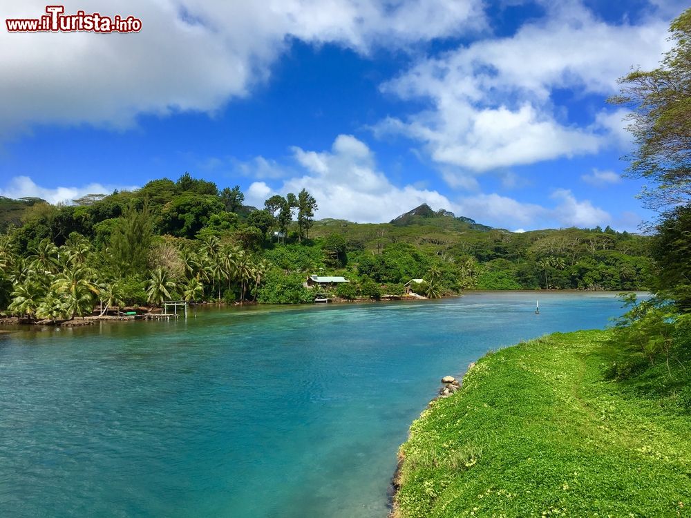 Immagine Una splendida laguna con spiaggia sull'isola di Huahine, Polinesia Francese. In realtà si tratta di due isole molto ravvicinate - Huahine Nui e Huahine Iti - che vengono però considerate come una unica poiché separate da uno strettissimo braccio di mare. La leggenda vuole che siano state seprate dalla piroga del dio Hiro alla ricerca di un riparo durante una tempesta.