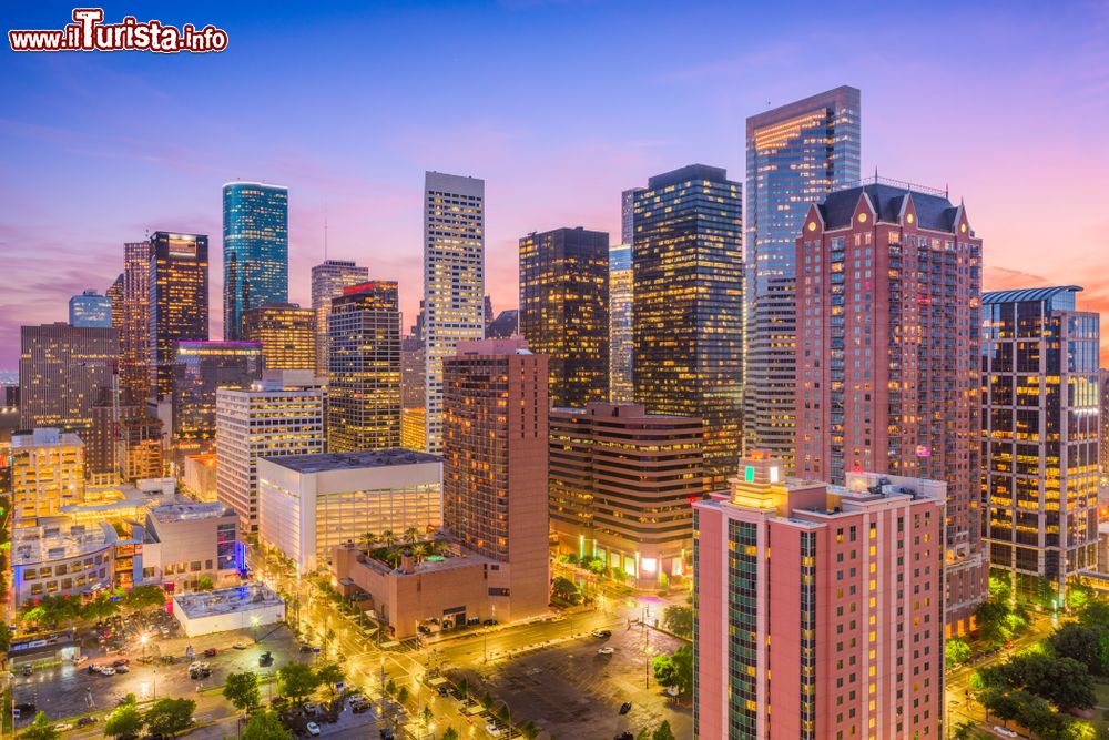 Immagine Una splendida skyline notturna di Houston, Texas: questa cittadina americana di grande prestigio è divenuta negli anni un importante centro economico.