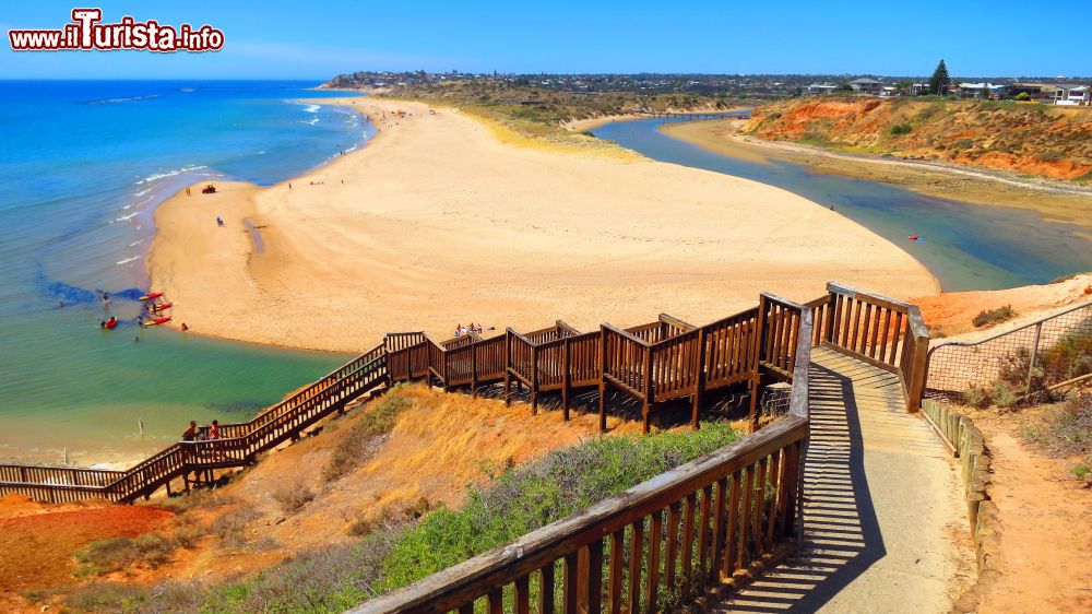 Immagine Una splendida spiaggia di sabbia fotografata dal sentiero a Adelaide, Australia.
