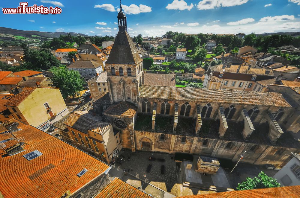 Immagine Una splendida veduta aerea del centro di Cluny, Francia. Questo borgo francese situato nel dipartimento di Saone-et-Loire è placidamente adagiato sulle rive del fiume Grosne, nei pressi del Comune di Macon.