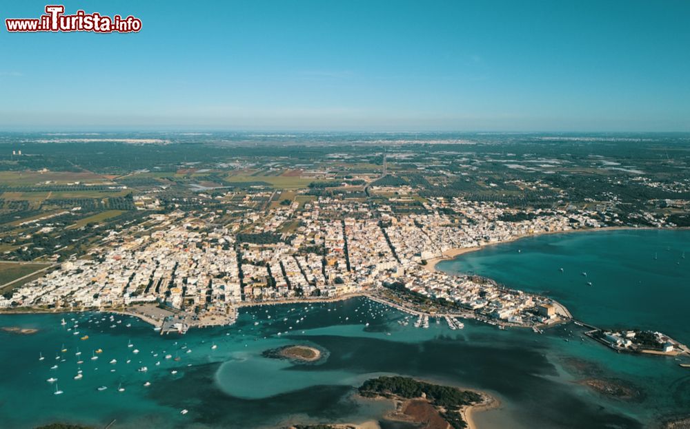 Immagine Una splendida veduta aerea di Porto Cesareo nel Salento, Puglia. Il fascino di questa località è amplificato dalla presenza di acque cristalline e da lunghi lidi fra dune naturali ricoperti di macchia mediterranea.