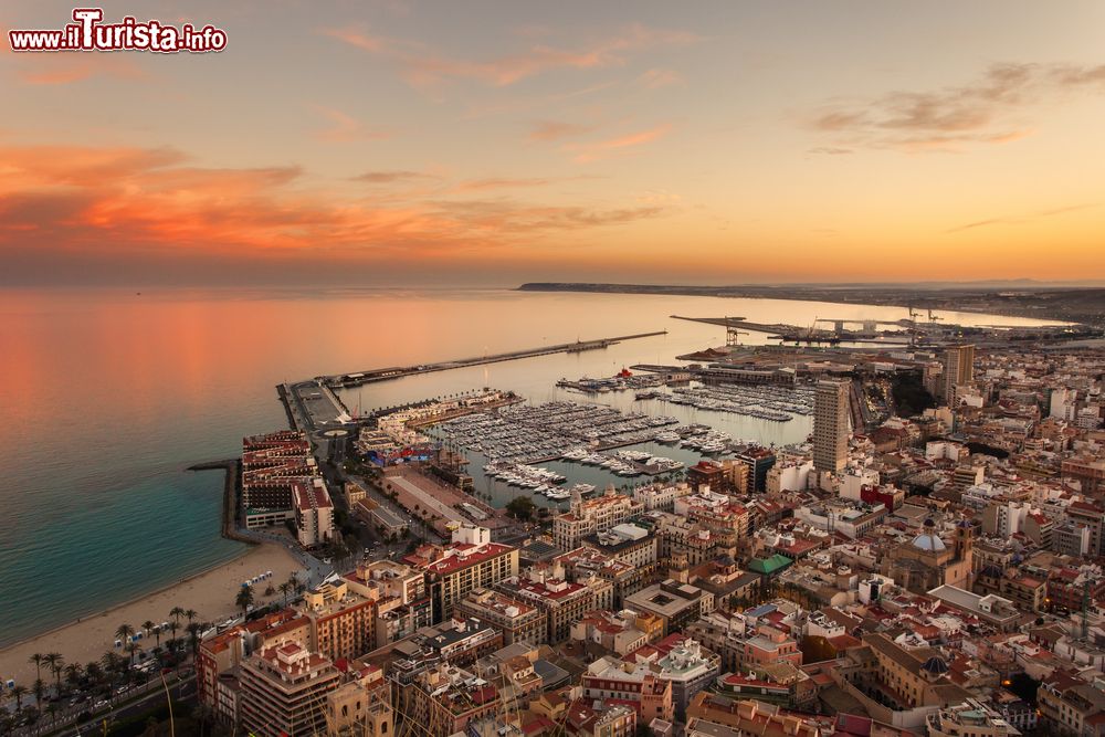 Immagine Una splendida veduta del porto di Alicante al tramonto, Spagna. Un tempo polo industriale, il porto di Alicante offre oggi uno dei più suggestivi scorci della città.