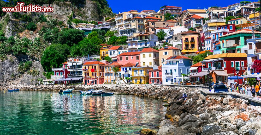 Immagine Una splendida veduta della cittadina costiera di Parga, Grecia. Situata a una quarantina di chilometri da Preveza, è caratterizzata da uliveti, aranci, distese di sabbia dorata e mare color zaffiro.