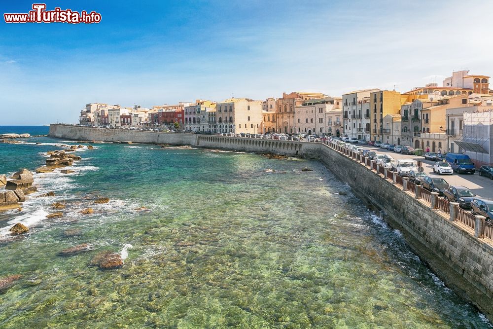 Immagine Una splendida veduta dell'antica Siracusa, Sicilia. Siamo sulla costa ionica della Sicilia: la parte vecchia della città sorge sull'isola di Ortigia il cui nome deriverebbe dal greco antico con il significato di quaglia.