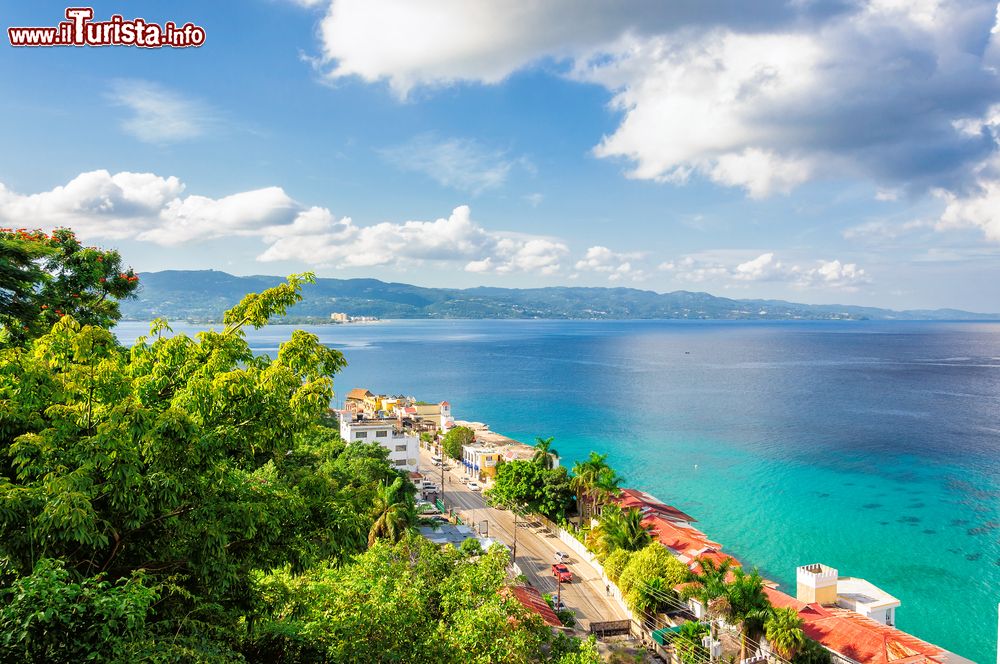 Immagine Una splendida veduta di Montego Bay, Giamaica. Situata sulla costa nord della Giamaica, Montego Bay è un porto crocieristico importante con bellissime spiagge, resort di lusso e una barriera corallina fra le preferite da chi pratica immersioni subacquee e snorkeling.