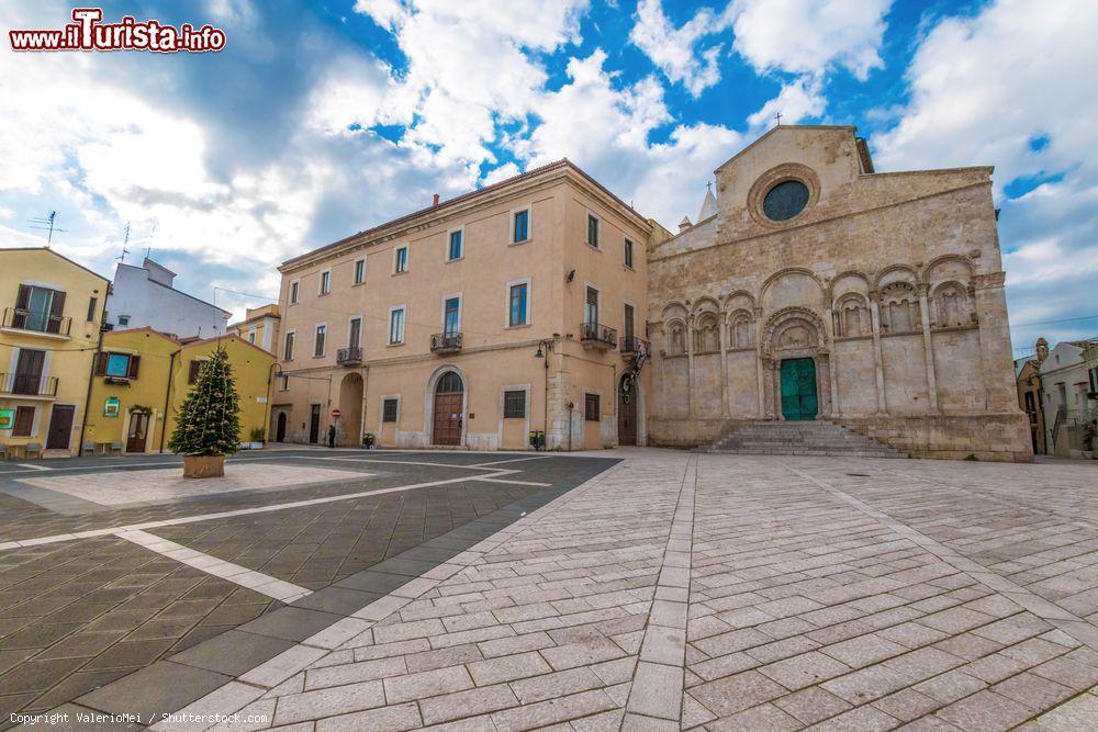 Immagine Una splendida veduta di Piazza Duomo con la cattedrale di Termoli, provincia di Campobasso, Molise - © ValerioMei / Shutterstock.com