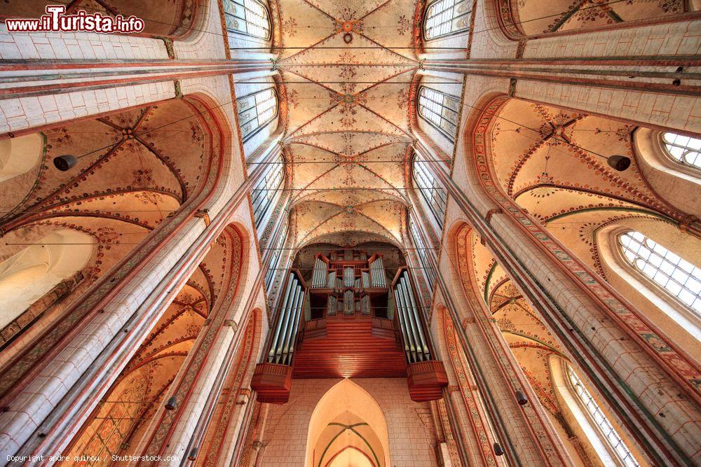 Immagine Una splendida veduta interna della chiesa di Santa Maria a Lubecca, Germania. La navata s'innalza per circa 40 metri ed è impostata su alti pilastri  - © andre quinou / Shutterstock.com