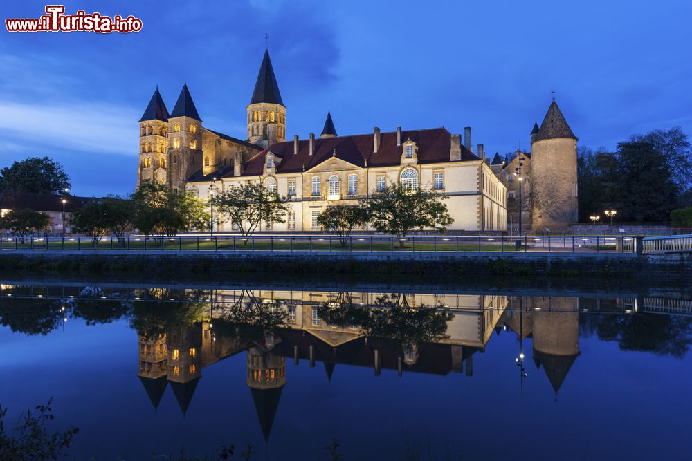 Immagine Una splendida veduta notturna della basilica di Paray-le-Monial, Borgogna, Francia. Proprio qui è nata la festa dedicata al Sacro Cuore di Gesù.