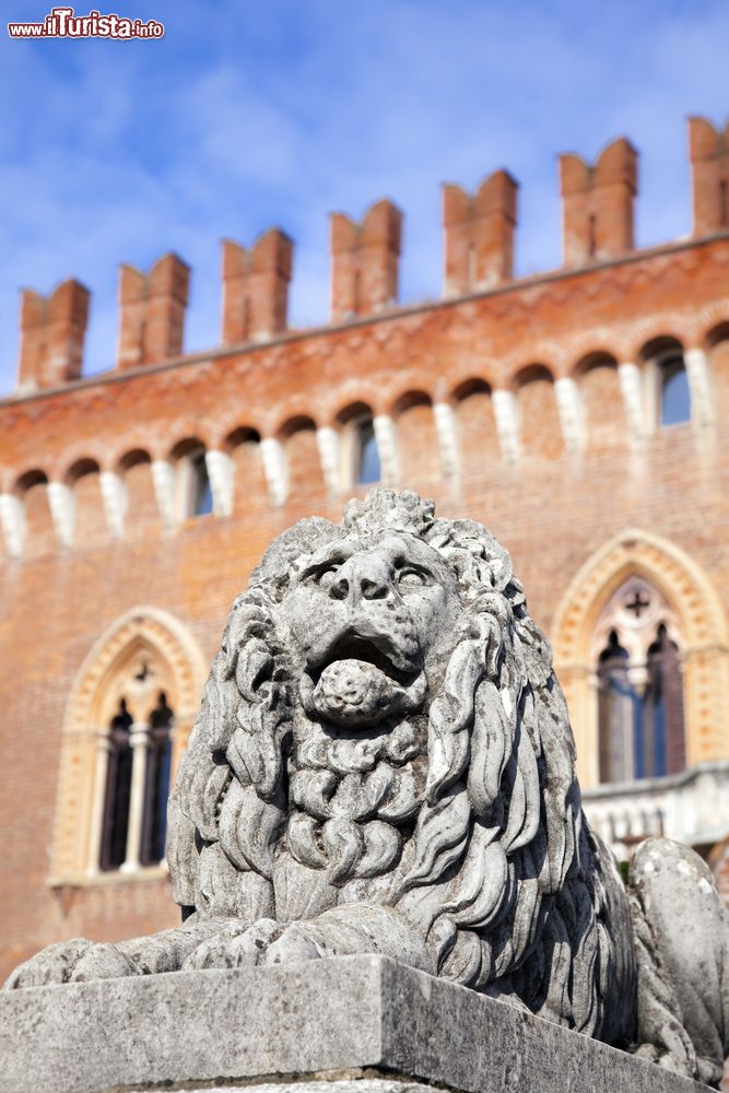 Immagine Una statiua davanti al Castello di Carimate in Lombardia