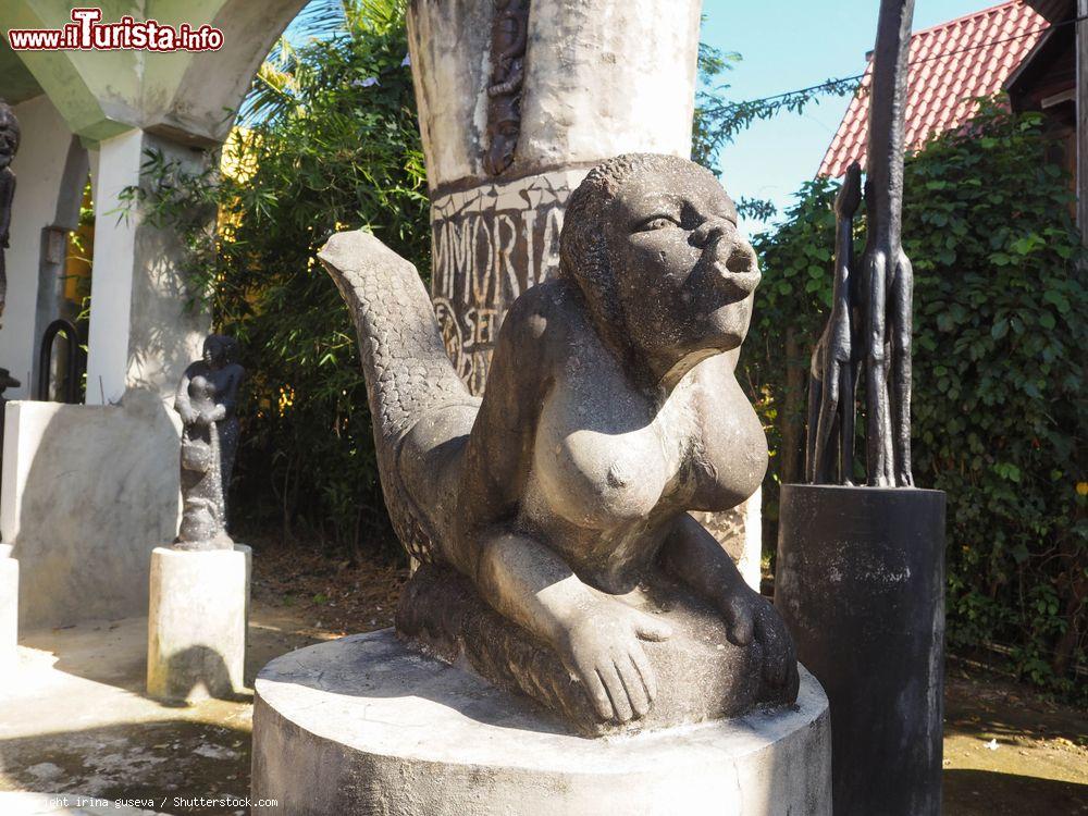 Immagine Una statua al Castillo Mundo King di Sosua (Repubblica Domenicana) - © irina guseva / Shutterstock.com