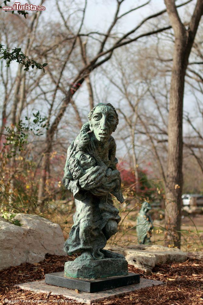 Immagine Una statua all'Umlauf Sculpture Garden and Museum di Austin, Texas. Questa galleria all'aperto espone opere dell'artista americano Charles Umlauf. Si trova vicino allo Zilker Park - © Faina Gurevich / Shutterstock.com