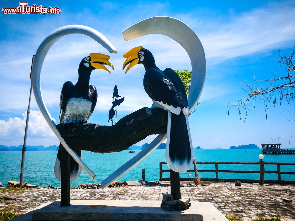 Immagine Una statua con due buceri sull'isola di Koh Yao Noi, Thailandia. Siamo nella provincia di Phang Nga.