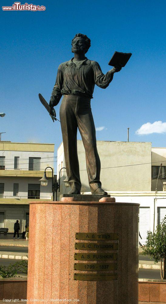 Immagine Una statua del poeta russo Pushkin ad Asmara, Eritrea. E' considerato il fondatore della lingua letteraria russa contemporanea - © Homo Cosmicos / Shutterstock.com