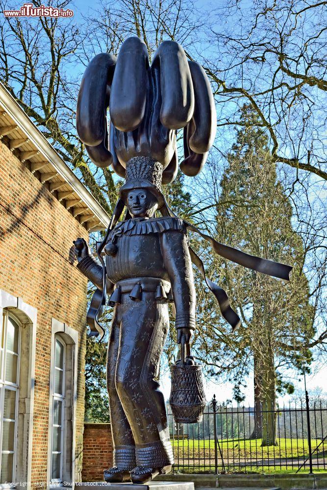 Immagine Una statua del XX° secolo di Gille de Binche, Belgio. Celebre personaggio del carnevale locale, durante il Martedì Grasso un migliaio di Gille percorrono le strade della città al suono dei tamburi - © skyfish / Shutterstock.com