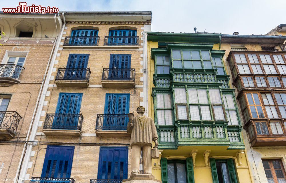 Immagine Una statua di fronte alla tradizionale architettura residenziale della città di Estella, Spagna - © Marc Venema / Shutterstock.com