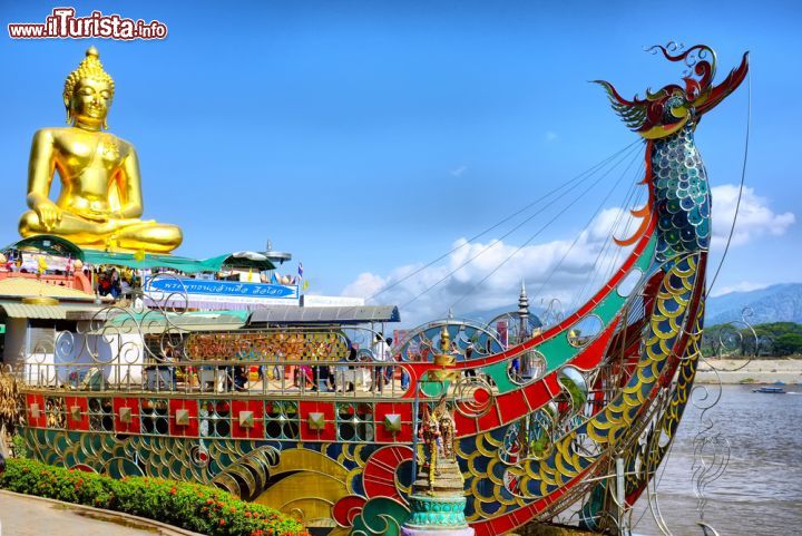 Immagine Una statua dorata del Buddha di Chaing Rai, Thailandia - © x_rayOil / Shutterstock.com