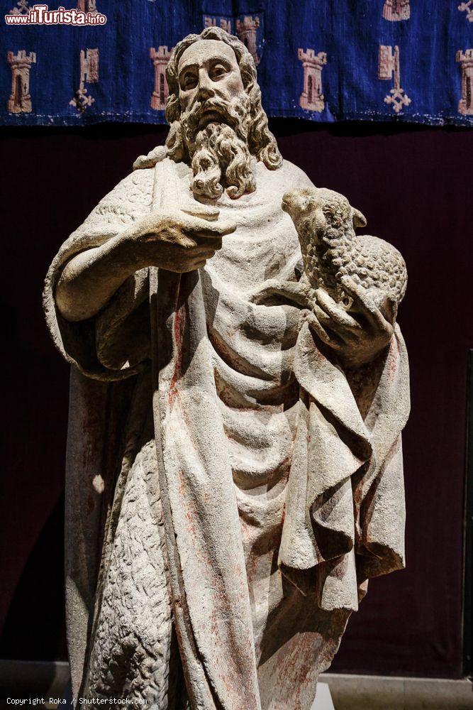 Immagine Una statua in pietra all'Hotel-Dieu di Beaune, Francia - © Roka / Shutterstock.com