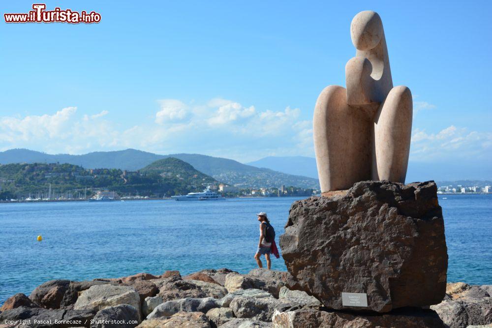 Immagine Una statua moderna sul lungomare di Théoule-sur-Mer, Francia - © Pascal Bonnecaze / Shutterstock.com