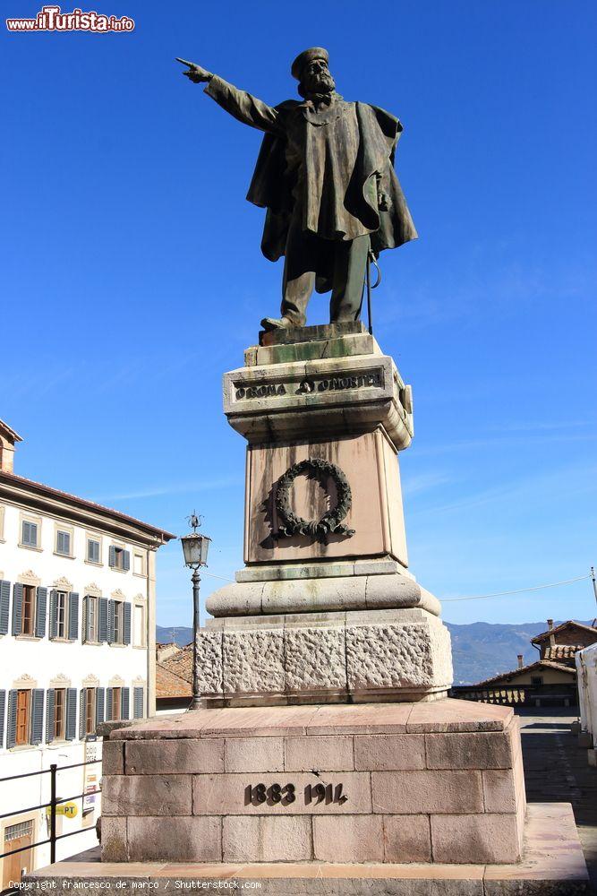 Immagine Una statua nel centro storico di Anghiari, Toscana - © francesco de marco / Shutterstock.com