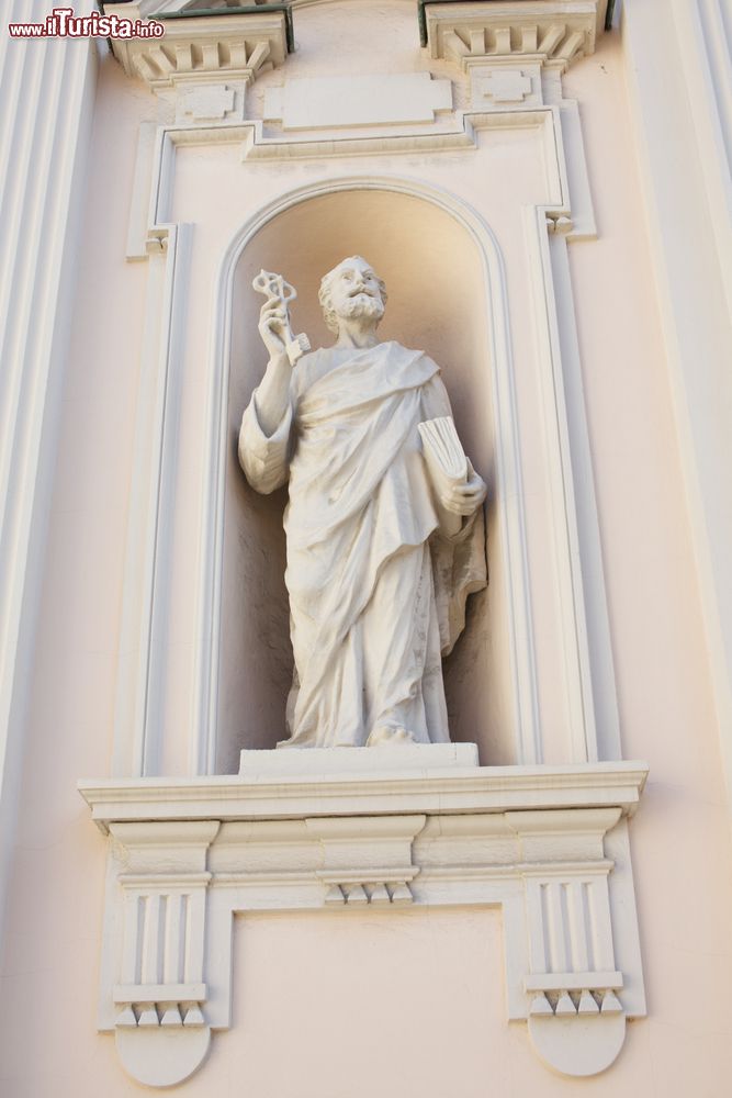 Immagine Una statua sulla facciata della Chiesa di San germano a Tollegno, Piemonte