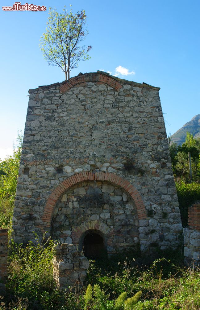 Immagine Una storica fornace di calce a Formia, Latina. Questa costruzione dovrebbe avere fra i 100 e i 150 anni.