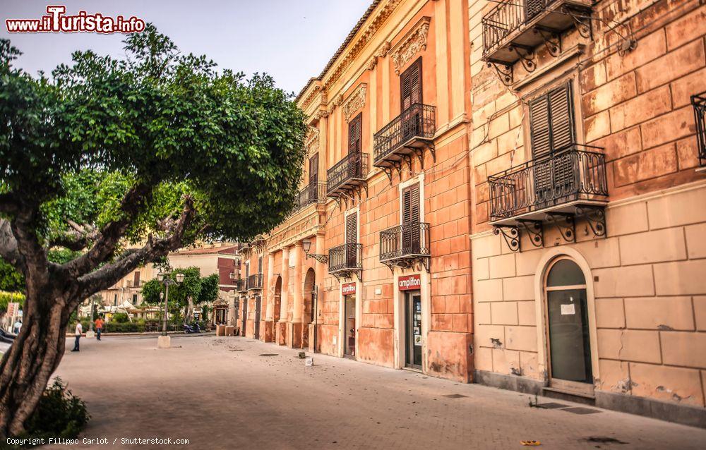 Immagine Una strada caratteristica del centro storico di Licata in Sicilia  - © Filippo Carlot / Shutterstock.com